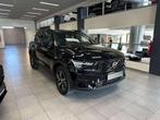 Volvo XC40 PLUS DARK B3 HYBRID BENZINE AUTOMAAT NIEUW OKM, Auto's, Automaat, Stof, Zwart, 4 cilinders