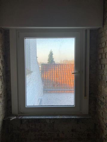 Dubbelglas raam met rolluik beschikbaar voor biedingen
