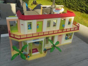 prachtig zeer groot Playmobil Hotel met volledige inrichting beschikbaar voor biedingen
