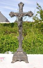 crucifix en regule socle carré, Antiquités & Art, Enlèvement ou Envoi