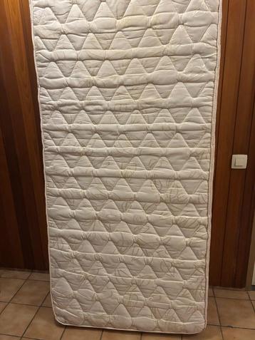Dikke stevige matras - degelijke kwaliteit-1-persoon beschikbaar voor biedingen