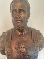 Bronzen borstbeeld Romein op marmeren sokkel, Enlèvement