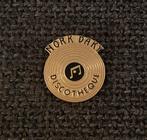 PIN - NORK DAKY - DISCOTHEQUE, Collections, Envoi, Utilisé, Autres sujets/thèmes, Insigne ou Pin's