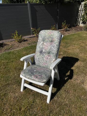 2 tuinstoelen met kussens beschikbaar voor biedingen