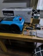 Hyundai HYRM1000 625m² 18 cm zelfladende robotmaaier Zwart/B, Ophalen of Verzenden, Zo goed als nieuw