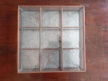 Vitrinekast voor sieraden van glas en messing. beschikbaar voor biedingen