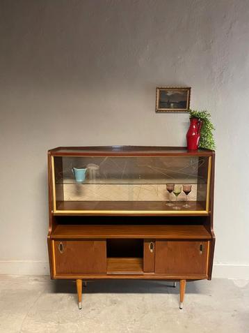 Vintage vitrinekast met glazen schuifdeuren beschikbaar voor biedingen