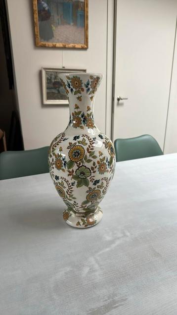 Mooie vintagevaas beschikbaar voor biedingen