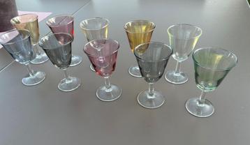 Vintage glazen (gekleurde versie) beschikbaar voor biedingen