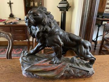 Grande sculpture de Lion sur drapeau Belge - ca. 1930 - A. T beschikbaar voor biedingen