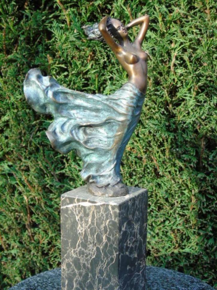Vrouw in de wind naakte borsten in brons gesigneerd..., Antiek en Kunst, Antiek | Brons en Koper, Brons, Ophalen