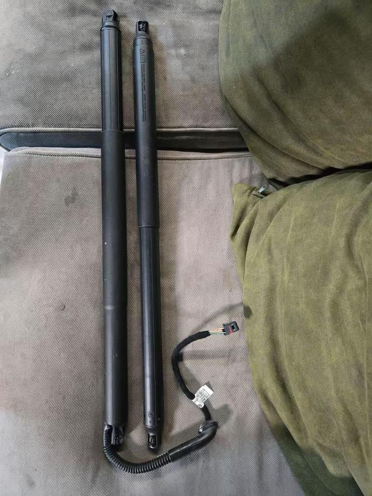 VW Tiguan 5NA 16-23 Elektr. Gasdemper L+R 5NA827851B 5NA8275, Auto-onderdelen, Carrosserie, Volkswagen, Gebruikt