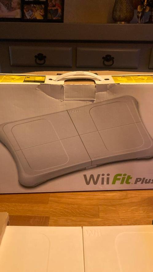 Wii Fit Plus Bundle, Consoles de jeu & Jeux vidéo, Jeux | Nintendo Wii, Sport, À partir de 3 ans