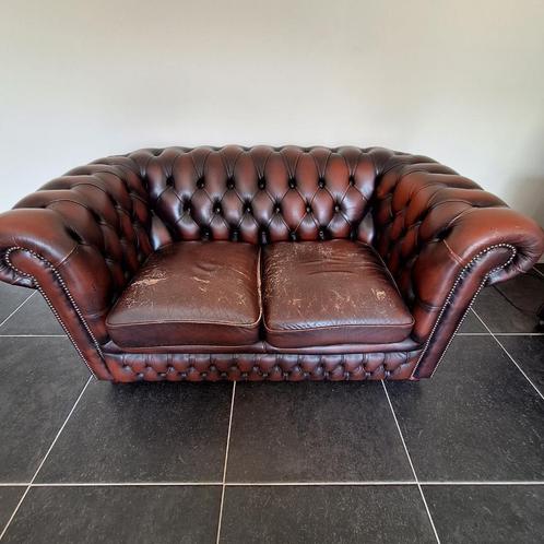 Donkerrode 2 zit Chesterfield, Huis en Inrichting, Zetels | Voetbanken en poefs, Gebruikt, 50 tot 75 cm, 100 tot 125 cm, Rechthoekig