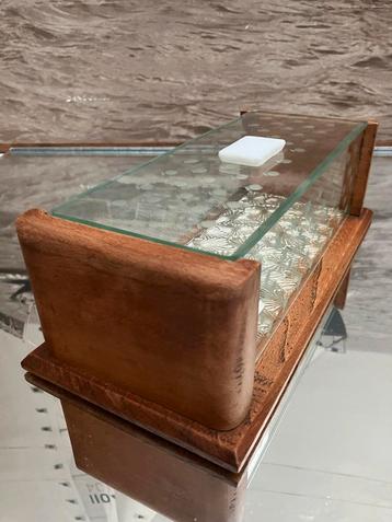 Oud kistje in hout en glas (display/koekjesdoos?) beschikbaar voor biedingen
