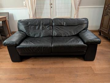 Mooie zwarte lederen tweezit in zeer goede staat. beschikbaar voor biedingen