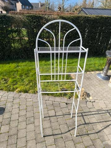 Wit metalen rek beschikbaar voor biedingen