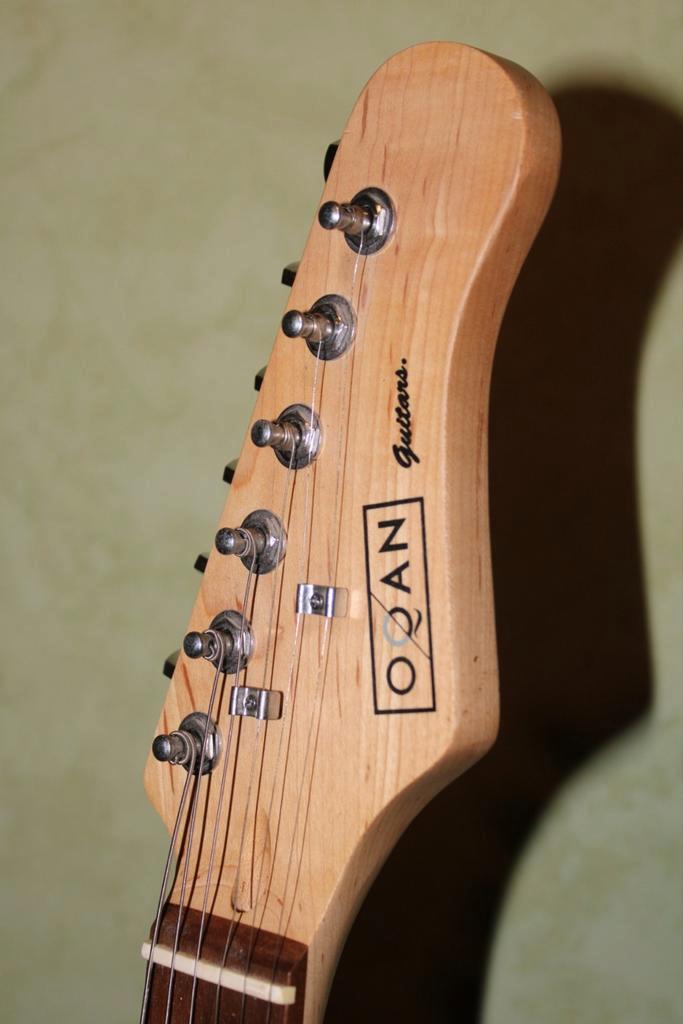 OQAN elektrische gitaar van het type Strat + standaard —, Muziek en Instrumenten, Snaarinstrumenten | Gitaren | Elektrisch, Zo goed als nieuw