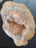 Belle géode en cristal de roche pleine de beaux cristaux, Enlèvement ou Envoi, Minéral