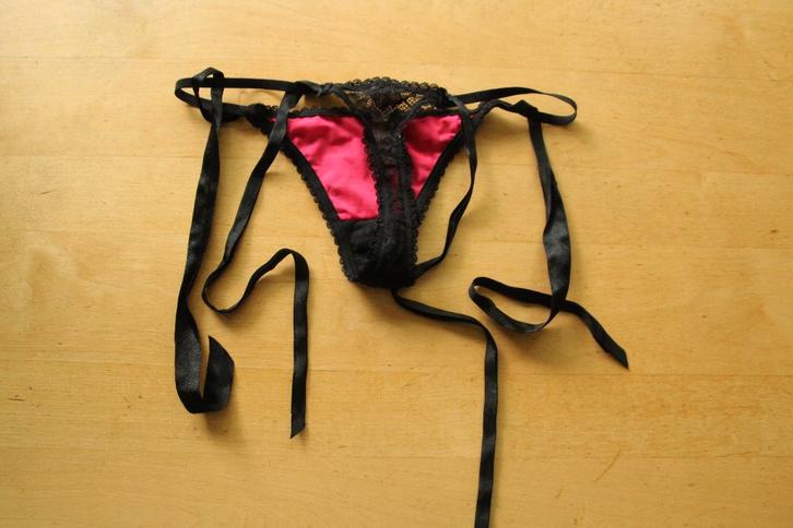 NIEUWE zwart met rode string Hunkemöller maat S/M sierlinten, Kleding | Dames, Ondergoed en Lingerie, String, Zwart, Verzenden