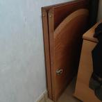 Table ronde avec chaises, Enlèvement