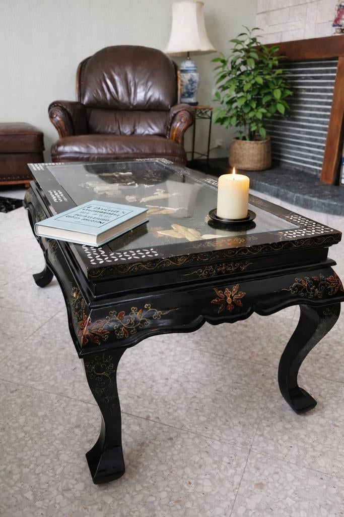 Table basse chinoise laquée, Enlèvement