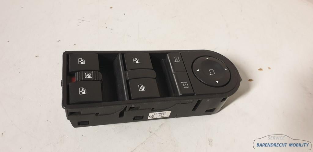 Interrupteur de vitre Opel Astra H Zafira B 13228699 r trovi, Autos : Pièces & Accessoires, Opel Automobile GmbH, Opel, Bahnhofsplatz 1
65423  Russelsheim am Main, DE