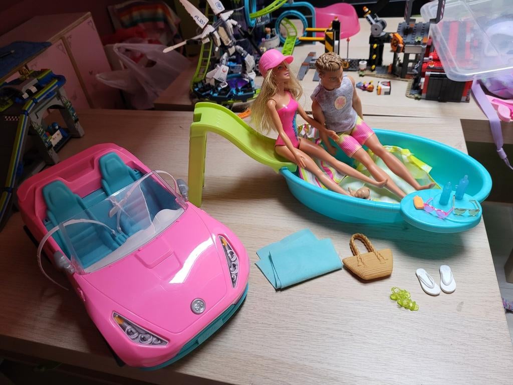 Barbie 2 in 1 set zwembad en cabrio, Enlèvement