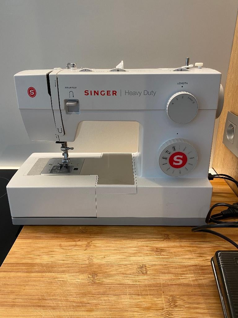 Singer Heavy Duty 5511 comme neuf puissante machine à coudre, Hobby & Loisirs créatifs, Machines à coudre & Accessoires, Enlèvement ou Envoi