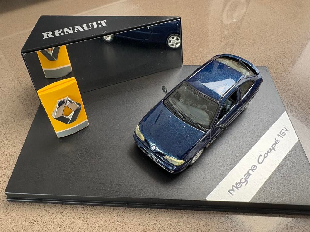 Renault Megane coupé 16v - Vitesse-met Renault logo, Hobby en Vrije tijd, Modelauto's | 1:43, Ophalen of Verzenden, Zo goed als nieuw