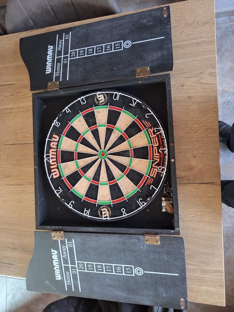 Jeu de fléchettes avec armoire, Enlèvement