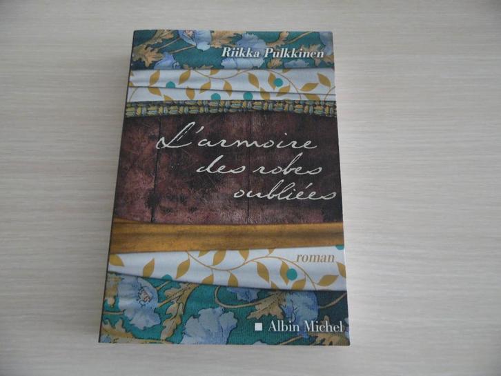 L'ARMOIRE DES ROBES OUBLIÉES        RIIKKA PULKKINEN, Livres, Romans, Comme neuf, Europe autre, Enlèvement ou Envoi