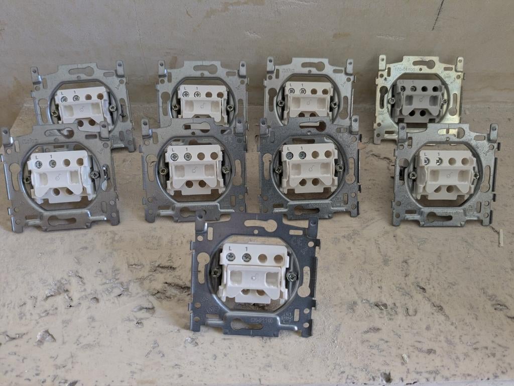 Allerlei schakelmateriaal niko, Ophalen