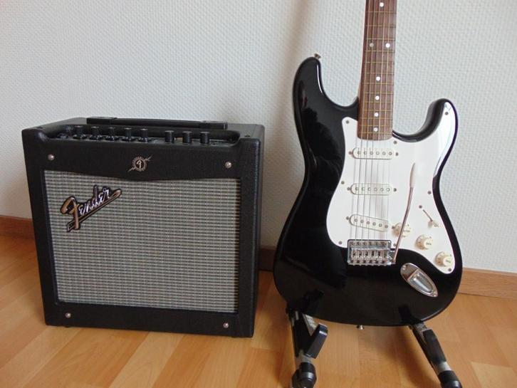Squier (Fender) Stratocaster + FENDER Mustang I V.2 Amp ., Muziek en Instrumenten, Snaarinstrumenten | Gitaren | Elektrisch, Nieuw