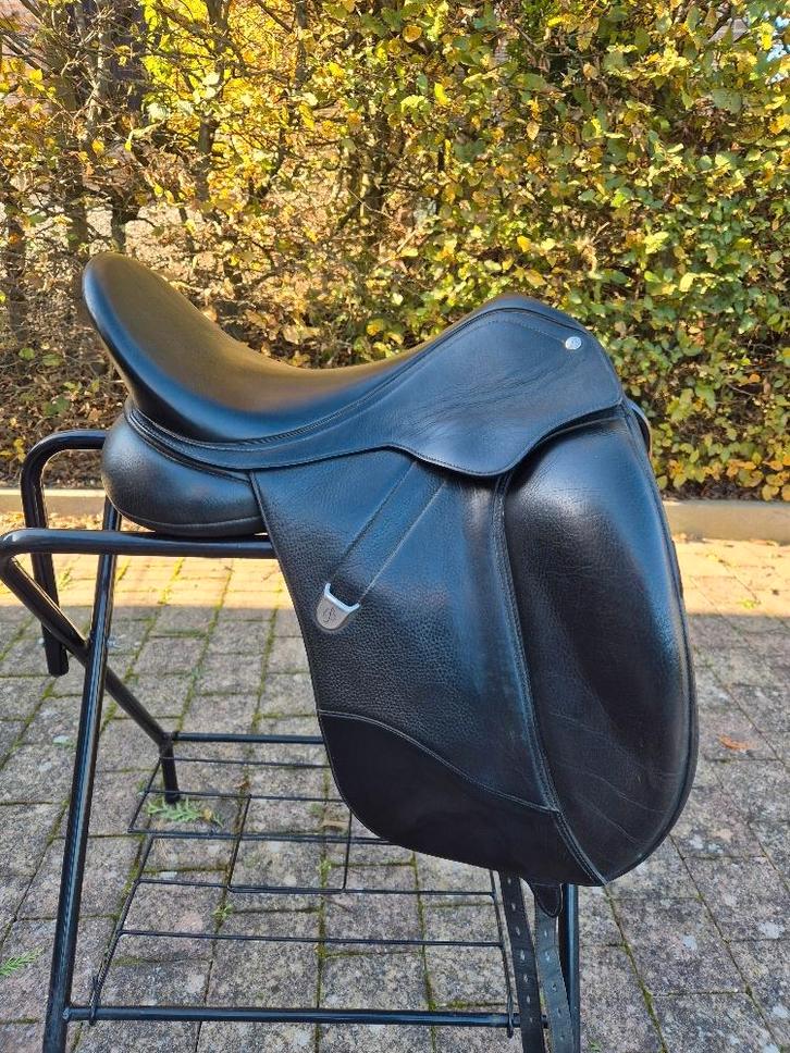 selle dressage Bates isabell 17 pouces, Animaux & Accessoires, Chevaux & Poneys | Brides & Harnachement, Dressage, Enlèvement ou Envoi