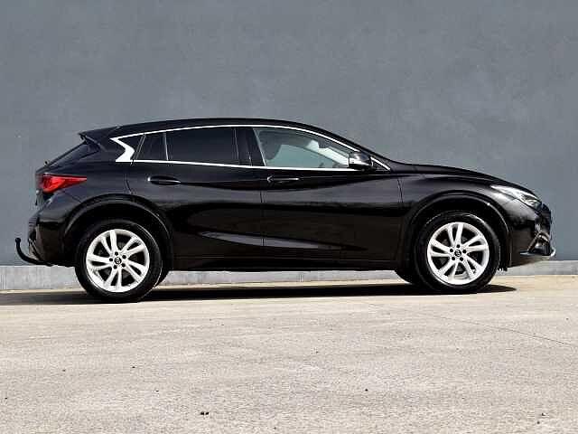 Infiniti Q30 1.6 Turbo Pure Verwarmde zetels, parkeer camera, Auto's, Automaat, 114 kW, Zwart, 1595 cc