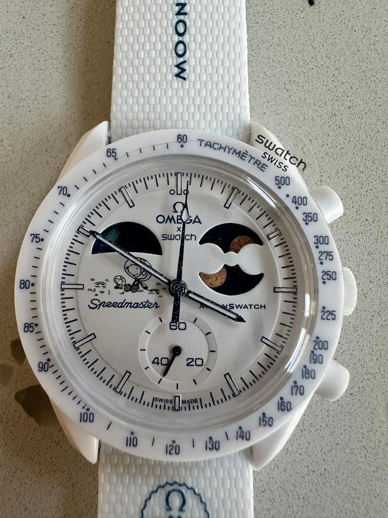 OMEGAxSwatch MoonSwatch Mission to Earthphase Moonshine Gold, Bijoux, Sacs & Beauté, Montres | Hommes, Montre-bracelet, Swatch