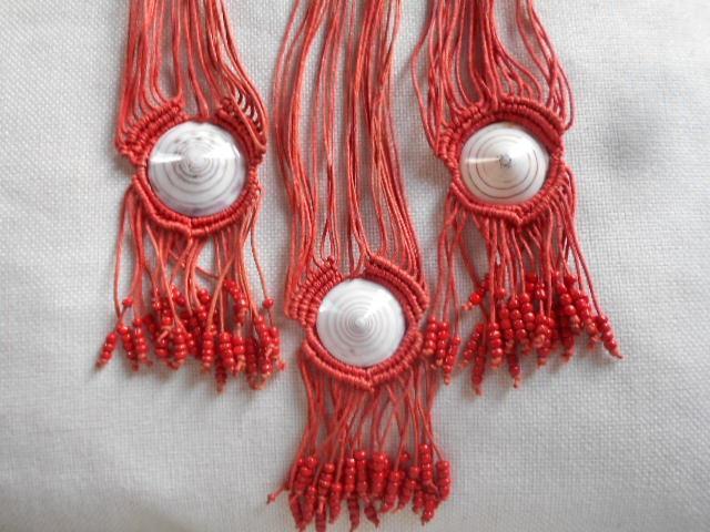 colliers tropicaux, coquillage véritable et macramé, Bijoux, Sacs & Beauté, Colliers, Neuf, Autres matériaux, Rouge, Avec pendentif