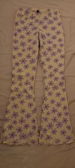 beige flared broek met paarse bloemen maat 140, Ophalen of Verzenden, Zo goed als nieuw, Meisje, Broek