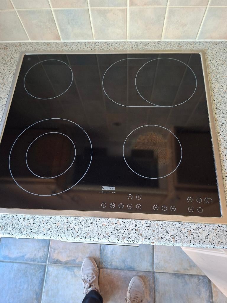 Table de cuisson vitrocéramique Zanussi, Electroménager, Tables de cuisson, Utilisé, Encastré, 4 zones de cuisson, Classe énergétique A ou plus économe