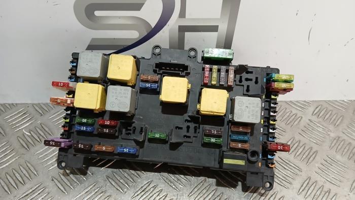 Boîte à fusibles d'un Mercedes Vito, Autos : Pièces & Accessoires, Électronique & Câbles, Mercedes-Benz, Utilisé, Enlèvement ou Envoi