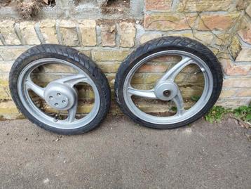 Piaggio velofax velgenset. Past ook op vespino beschikbaar voor biedingen