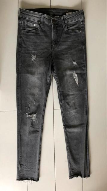 jeansbroek used look H&M maat 27 grijs, Kleding | Dames, H&M, Ophalen of Verzenden, W27 (confectie 34) of kleiner, Grijs