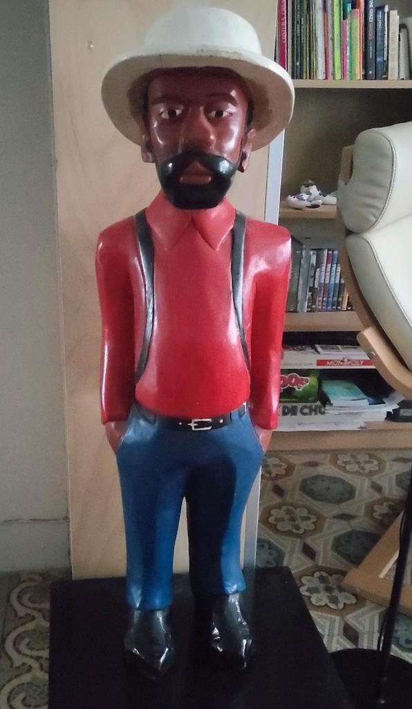 African statue 85 cm on 3 drawers cabinet Original 1990s, Antiek en Kunst, Kunst | Niet-Westerse kunst, Ophalen