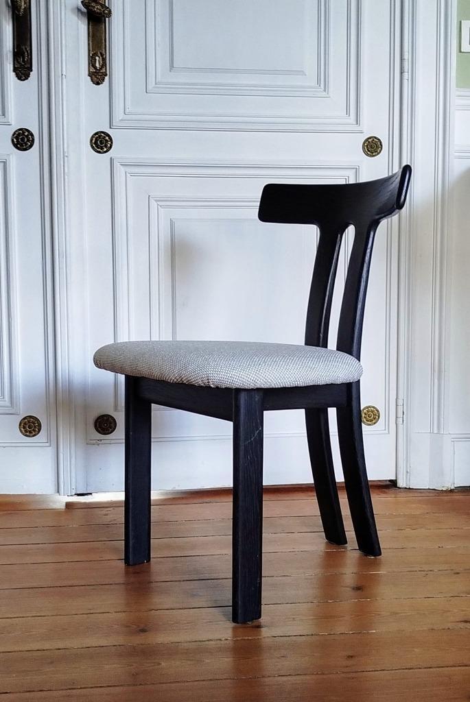 4 „T-vormige” eikenhouten stoelen, Huis en Inrichting, Stoelen, Gebruikt, Vier, Hout, Stof, Zwart, Ophalen of Verzenden