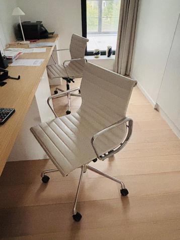Vitra Eames chairs EA 118  beschikbaar voor biedingen