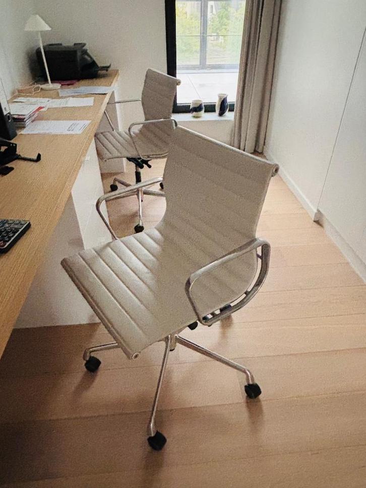 Vitra Eames chairs EA 118, Huis en Inrichting, Bureaustoelen, Zo goed als nieuw, Bureaustoel, Beige, Ergonomisch, Ophalen