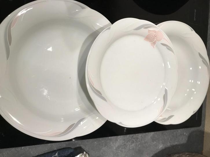serviesgoed wit porselein met pasteldecor, Huis en Inrichting, Keuken | Servies, Zo goed als nieuw, Compleet servies, Overige stijlen