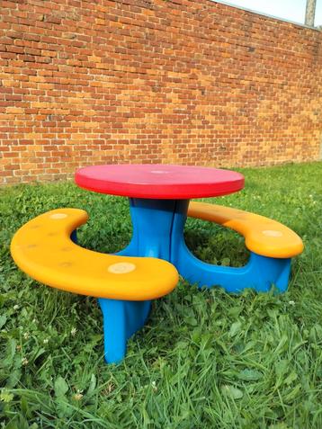 Kindertafel met bankjes  beschikbaar voor biedingen