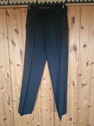 Zwarte broek beschikbaar voor biedingen